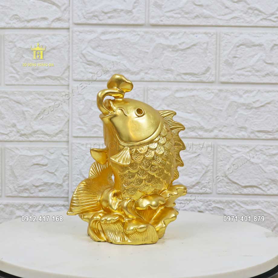 Bề mặt tượng c&aacute; ch&eacute;p bằng đồng được mạ v&agrave;ng 24K m&agrave;u sắc s&aacute;ng, sang trọng